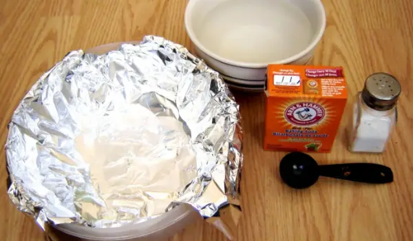Does Vinegar React with Aluminum Foil